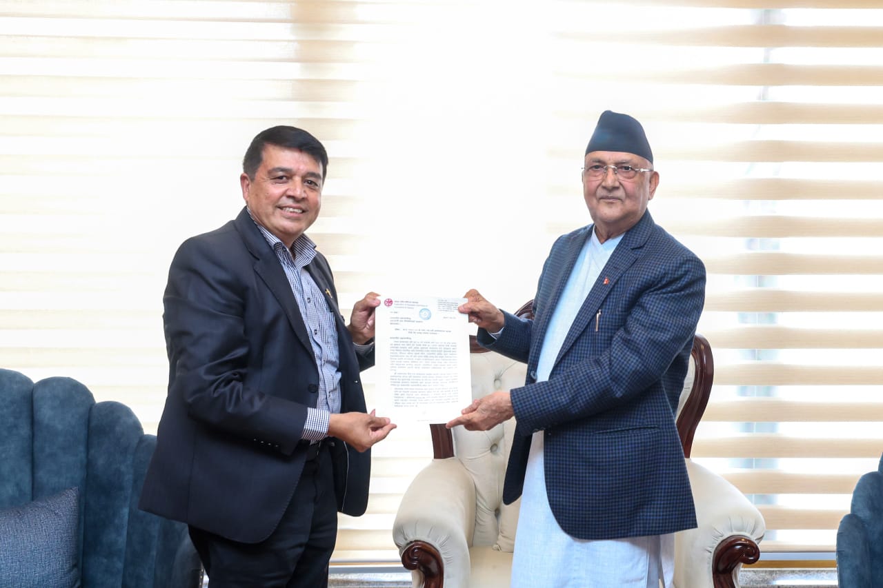 एमआरपी व्यवस्थादेखि सुनमा लगाइएको बिलासिता कर हटाइदिन माग गर्दै प्रधानमन्त्री भेट्न पुगे ढकाल